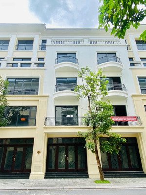 căn biệt thự chính giữa phân khu san hô.hướng đông nam và có ban công cực mát