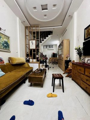 nhà đẹp dân xây phố giảng võ, phường cát linh. gần ga tàu điện. 20m ra phố. 54m2 x 4 tầng. 12,8 tỷ.