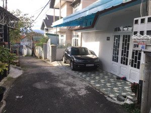 bán nhà hẻm có sân đậu ô tô, diện tích gần 90m2, sổ riêng xây dựng đã hoàn công