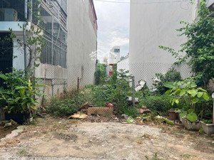 cần tiền bán gấp lô đất hai mặt thoáng trước sau nằm tại trung tâm khu tái định cư trâu qùy