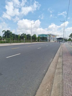 bán nhà mặt tiền đg hùng vương p.tân phước tp.phú mỹ khu trung tâm cảng, dt:5x32 tc:100m2 giá 6ty
