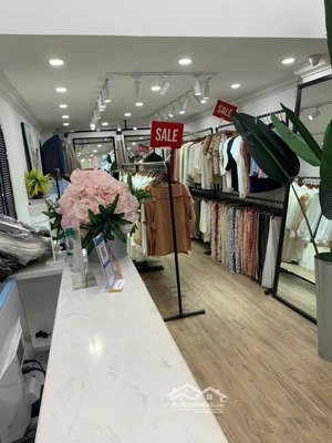 cho thuê nhà mặt đường cầu giấy, dt 40m, 5 tầng, mt 4m, thông sàn, kinh doanh, 50tr/tháng