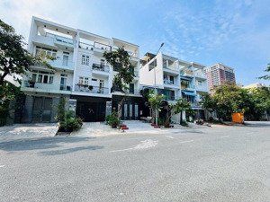 ngộp ngân hàng bán gấp nhà phố đường 20m tái định cư phú mỹ quận 7 dt 5x18m giá 12 tỷ 990 triệu.