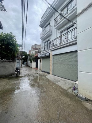 bán nhà 3tx40m2, có 4pn, 3wc gần chục chính và vành đai 4, 1km uỷ ban xã đông la giá 3,1 tỷ