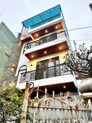 nhà 4 tầng đẹp xây mới phố hồ sen, sân cổng riêng để hơn 10 xe máy, ngõ vào nông, oto đỗ gần nhà