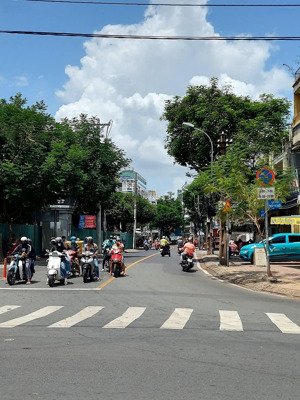 nhà rộng xe hơi vô tận cửa dạ nam, q8, 3 tầng, 5 x 18m (nở hậu), đường thông thoáng, nhỉnh 9 tỷ.