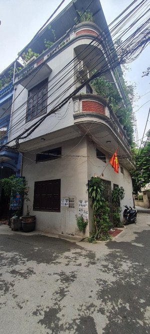 em hiện đang cần bán căn nhà lô góc diện tích 65m2 nhà tự xây ở khá đẹp.