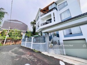ngộp bank nhanh bán căn villa đẹp 2 mặt tiền, dt: 200.72m2 ngang 15m. đường vạn hạnh, p8, đà lạt