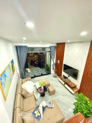 nhà mặt tiền, 3 tầng, diện tích hơn 82m, nở hậu