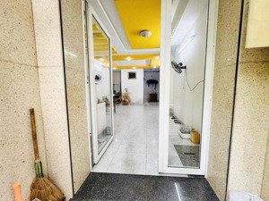 5x12m trệt 2 lầu sân thượng, 4pn, 3wc, bếp ở tầng 2, trệt suốt luôn