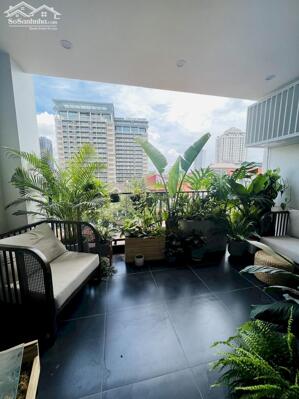 Cho thuê căn hộ thông tầng với ban công sân vườn, tổng 190m2, 3PN tại Xuân Diệu, Tây Hồ