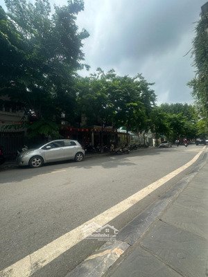 bán nhà biệt tự sân vườn - đẹp nhất phố võng thị. dt: 190m2, mt: 14,5m, giá: 115tỷ