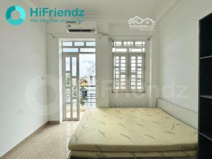bancol cửa sổ view chill nhìn máy bay cất cánh