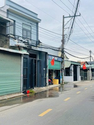 nhà 3,789 tỷ trệt lầu mt đường nhựa thông gần tt ytế dĩ an dt 59m2 sân xe máy, 2 pngủ lh 