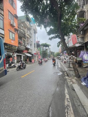 mặt phố - nhà mới đẹp - thang máy - ngay cửa ngõ thủ đô - giải phóng