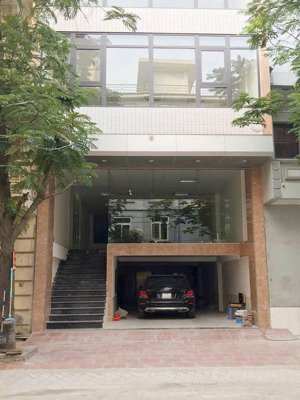 tòa nhà 700m², thiết kế 07 tầng 1 tum, thang máy, điều hoà, đường trước 30m. phù hợp văn phòng, spa