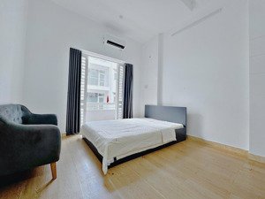 studio ban công, full nội thất, tiện qua q1, metro tân cảng, đh uth