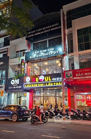 thuê thẳng mặt phố quận cầu giấy kẹp giữa 4 toà chung cư và văn phòng. vị trí đắc địa cực sầm uất