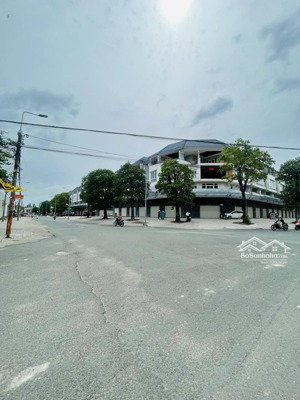 bán nhà cấp 4, ngang 5,5m, dài 25m, nở hậu 6m. tổng diện tích 143 mét vuông. thổ cư 100%