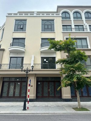 chủ nhà cần tiền cho con đi du học bán căn cọ xanh 75m2, trục đường thông 20m ngay sát tòa chung cư