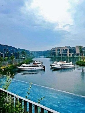 căn villa 3 tầng với nội thất nhập khẩu cao cấp, khu casamia hội an. lh mrs sơn 
