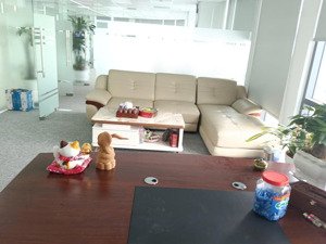 chính chủ ho thuê sàn làm văn phòng full nội thất cao cấp 20 nhân viên ngay sân bay tân sơn nhất .