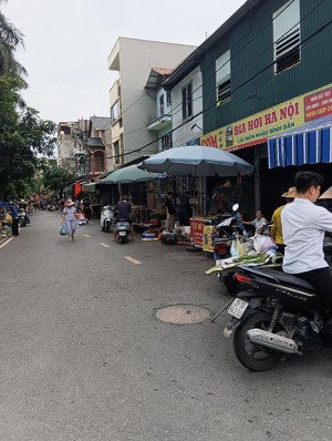 chủ bán đất tặng nhà,diện tích 51m2, giá 6,5 tỷ, sổ vuông đẹp,oto vào đất.lh 