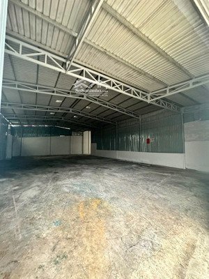 cho thuê kho 350m2 mới xây mặt tiền đường quốc lộ 1a gần cầu bình thuận