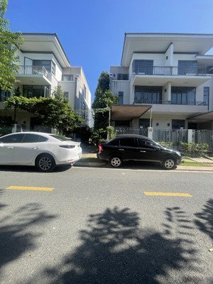 bán gấp biệt thự phố lavila căn góc hông dt 6 x 17.6m 3tầng nhà thô giá 13.5tỷ 