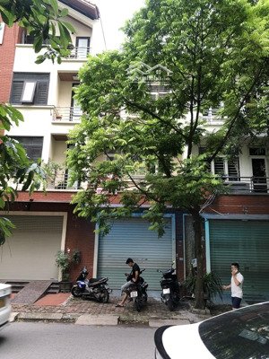 cho thuê nhà trung kính 65m2 5 tầng đầy đủ điều hoà , nóng lạnh giá 25tr5