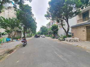 bán căn biệt thự 1 trệt 2 lầu, diện tích 212m giá 20 tỷ ( nhà hoàn thiện )