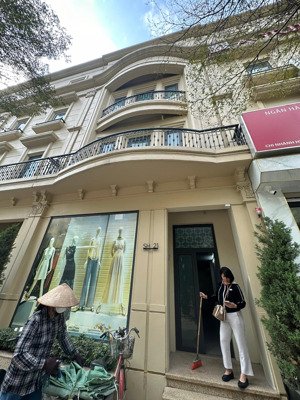 cho thuê liền kề phố đi bộ carnaby nguyễn xiển, 80 m2 x 5 tầng, thang máy, hoàn thiện mới đẹp