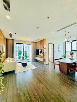 cần bán gấp căn góc 2n+1 view hồ, full đồ cao cấp tầng trung tại phân khu the zenpark. 