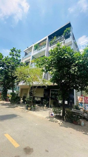 nhà 4 lầu khu bigc, 5 p ngủ, có thang máy, full nội thất cao cấp. lh: 