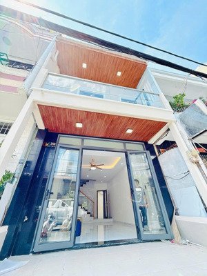 cho thuê nhà mt đường ba đình, q8, dt 40.5m2, giá 15tr/tháng, vào ở liền. lh: 