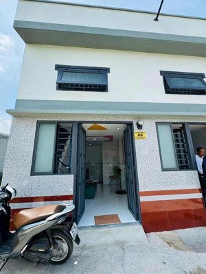 cần bán căn nhà 1 trệt 1 lầu 2 phòng ngủ nhà thổ cư nên xây dựng tự do sát bên chợ