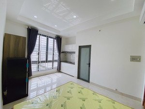 cho thuê gấp nhà trọ 35m2 có thang máy , có hầm để xe , 6,8 triệu, tại 212 nguyễn trãi, q1, hcm
