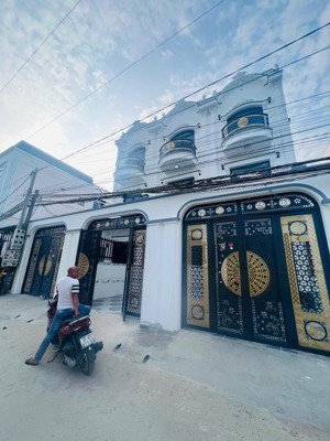 nhà mới xây 3 tầng gần ngã tư tân kim. cách hcm 1 bước chân