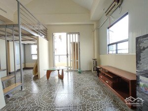 trống ở liền ban công 1,2 phòng ngủ, tách bếp giá chỉ đầu 6 siu rộng