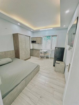 căn phòng full nội thất cửa sổ ngay lê quang định