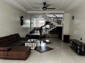 chó thuê nhà 4 lầu, ngang 10m, đường nhựa 12, thuận tiện kinh doanh