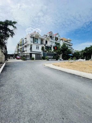 cần nhượng lại căn nhà phố 6.8*14m 4 tầng 5 phòng. shr