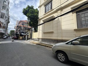 chính chủ bán nhà góc 2 mặt tiền nguyễn gia trí. dt: 187m2 (8,5x22m), 6 tầng giá 35 tỷ