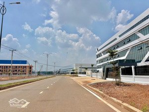 bán mặt tiền đường xuyên tâm 32m ngang 10m sâu 42 thổ cư 100m bán 330 triệu