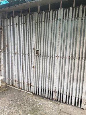 cho thuê mặt bằng + 2 toilet + 1 phòng trống kế bến xe miền đông cũ