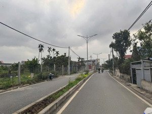 cần bán lô đất mặt đường đôi rộng 20m quảng luận đa phúc 101m2 mặt tiền 4,2m giá chỉ 30 triệu/m2