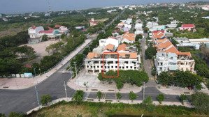 sở hưu căn nhà phố 1 trệt 2 lều vĩa hè rộng 10m ngay trung tâm thị trấn cần thạnh