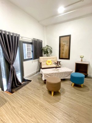 giá 5.9tr - trần quang khải, q1 - 45m2 - tách bếp, 2 cửa ra vào, phòng khách, full nội thất