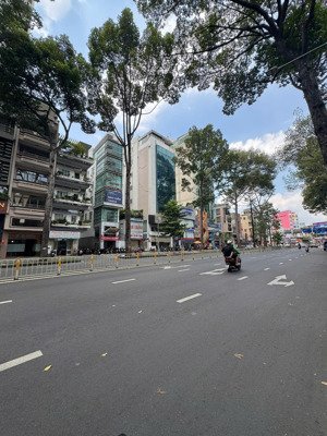 tòa nhà đường trần hưng đạo, vị trí đẹp thiết kế văn phòng, dt 13 x 23m, hầm 5 tầng chỉ 63.8 tỷ