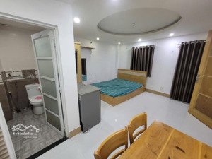 studio tách bếp nằm ngay trung tâm mua sắm sầm uất phú nhuận